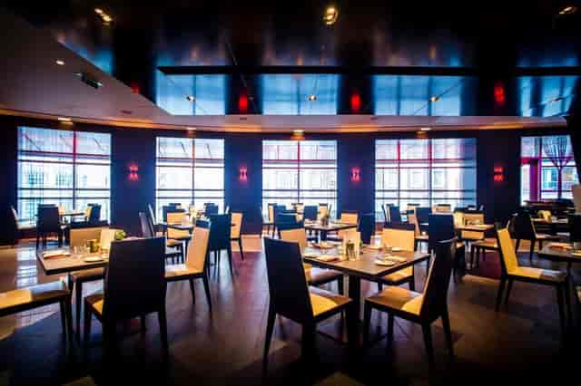 Modern restaurant at Salon Privé, ideal for networking lunches and private dinners.