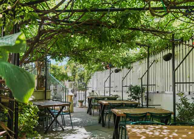 Charming garden venue in Brunswick House for intimate gatherings and casual meetings.