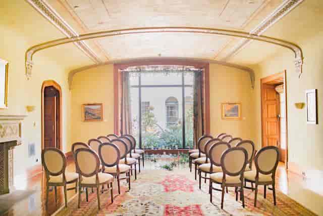 Elegant meeting room with circular chairs, ideal for workshops and corporate events.