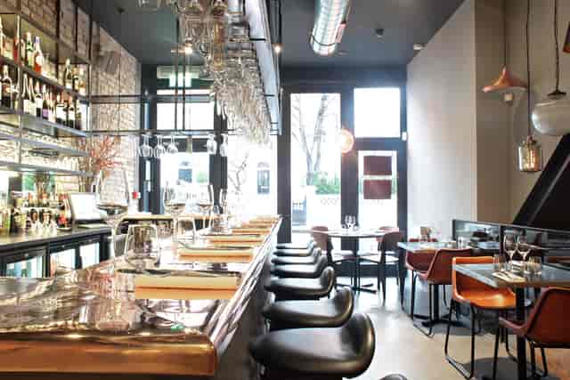 Modern bar in Margaux with sleek design, ideal for upscale events and gatherings.