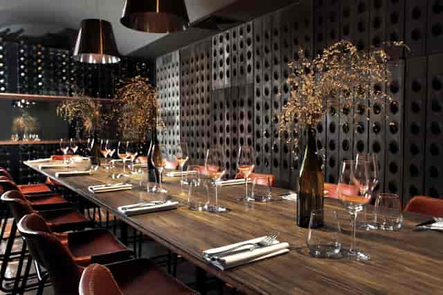 Sophisticated bar in Margaux, ideal for corporate meetings and exclusive events.