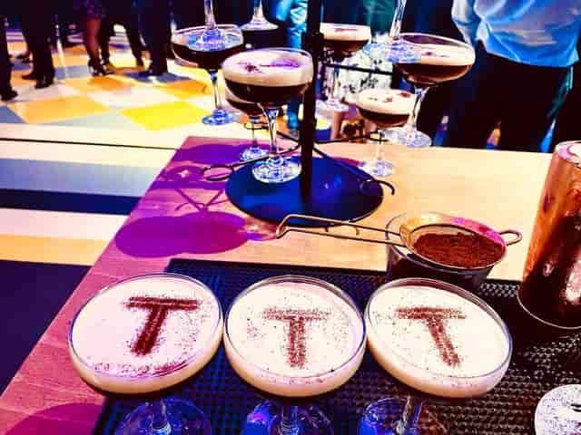 Stylish bar services with elegant cocktails and artistic foam for events.