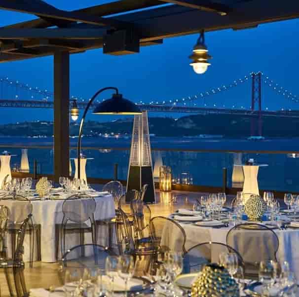 Elegant Lisboa Hall venue with clear chairs, perfect for corporate dinners and social events.