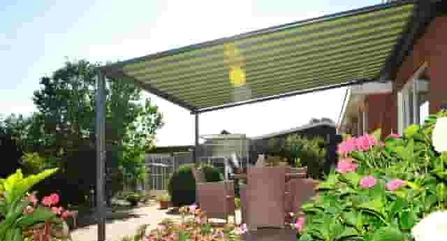 große Terrasse mit Pergola