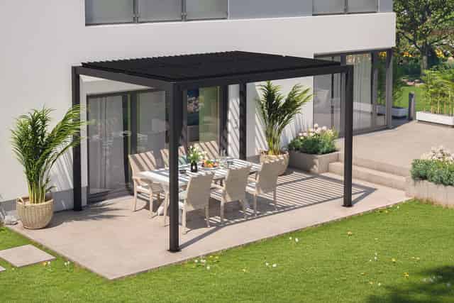 große Terrasse mit Pergola