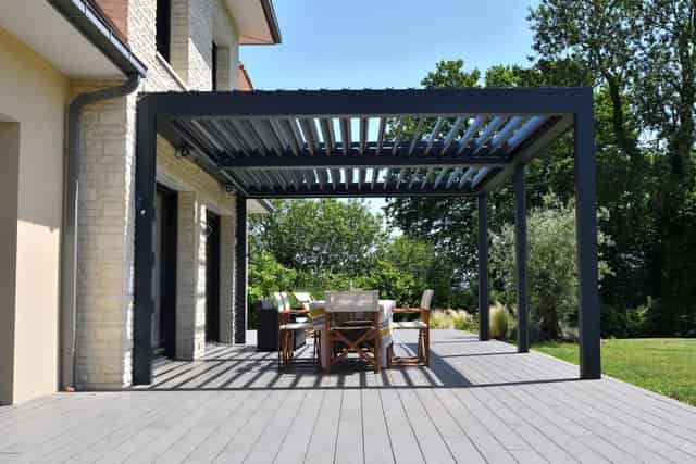 große Terrasse mit Pergola
