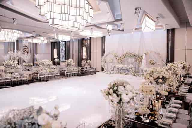 Elegant wedding venue in L.A. with floral arrangements and spacious dance floor.