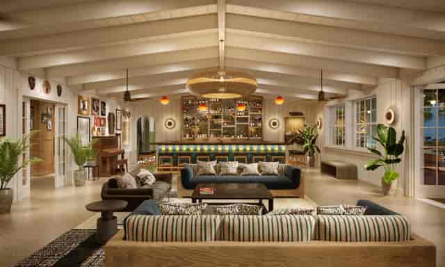 Stylish lounge bar in The Bungalow Long Beach for networking events and meetings.