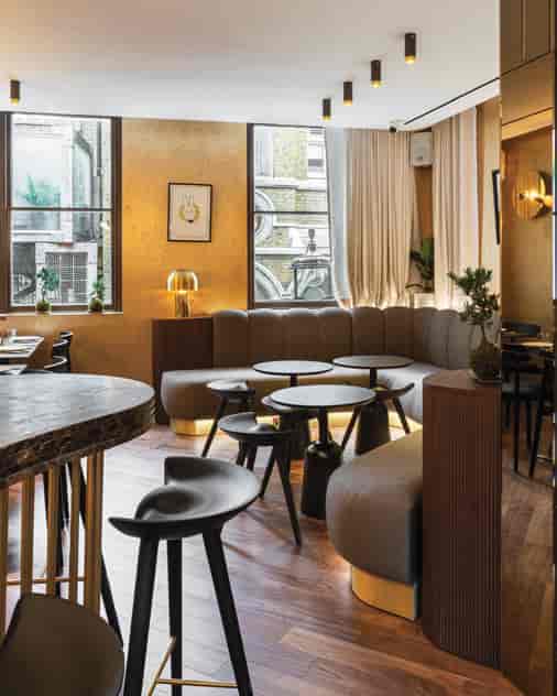 Modern meeting room with terrace, ideal for gatherings and brainstorming sessions.