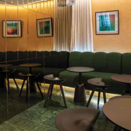 Modern lounge area with plush green seating, ideal for networking events in Bantof.
