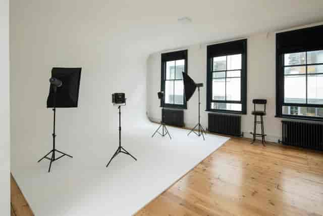 Infinity Cove studio with natural light, ideal for events and photo shoots.