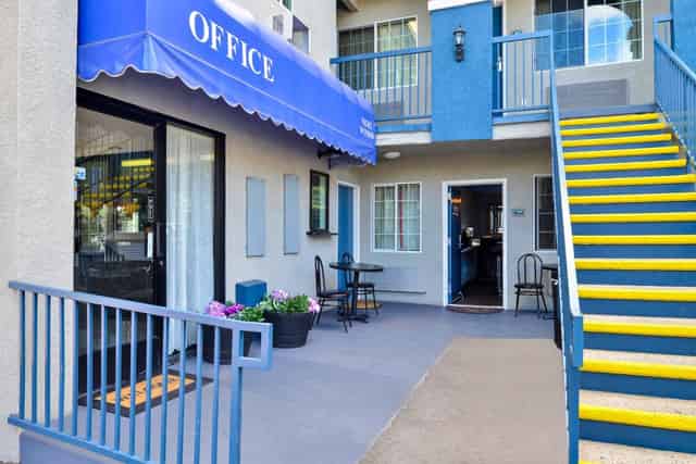 Entrance Patio & Lobby