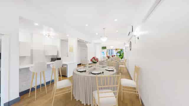 Modern event space with round tables for product launches at Fêtes de Fleur.