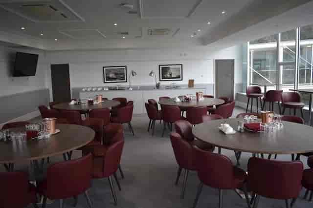Royal Box at Sandown Park: modern meeting space with round tables for workshops and conferences.