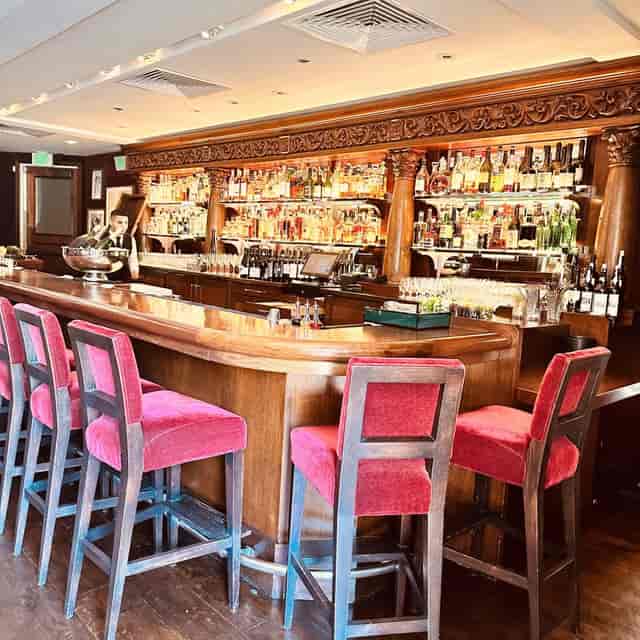 Elegant bar at CreoLa Bistro, perfect for networking events and cocktail receptions.