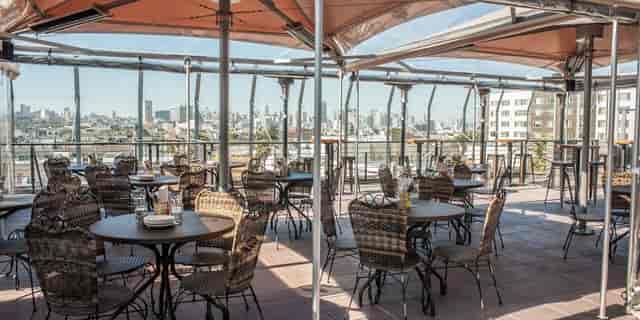 Stylish rooftop bar in Lolinda with city skyline, perfect for events and gatherings.