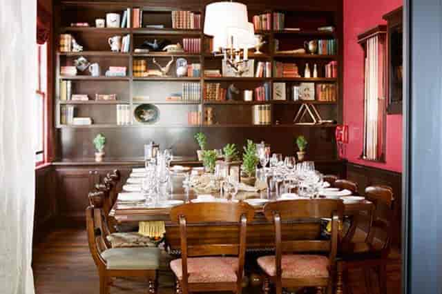 Elegant dining room with wooden table, ideal for corporate meetings and private dinners.