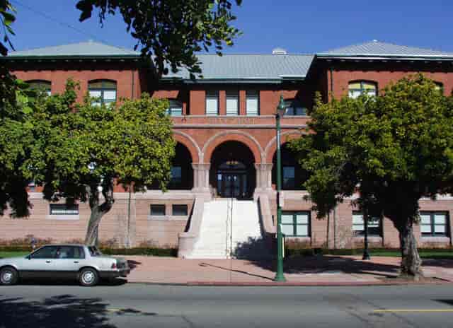 Alameda City Hall: historic venue with spacious entrance for events and meetings.