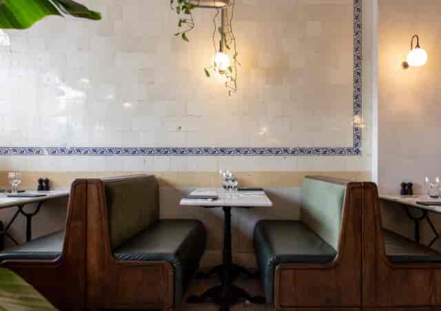 Cozy private dining room with elegant booths for intimate meetings and networking events.
