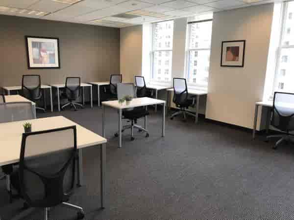 Modern conference room with ergonomic workstations, ideal for workshops and meetings.