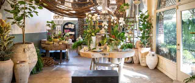 Floral event space with rustic decor, ideal for intimate gatherings and workshops.