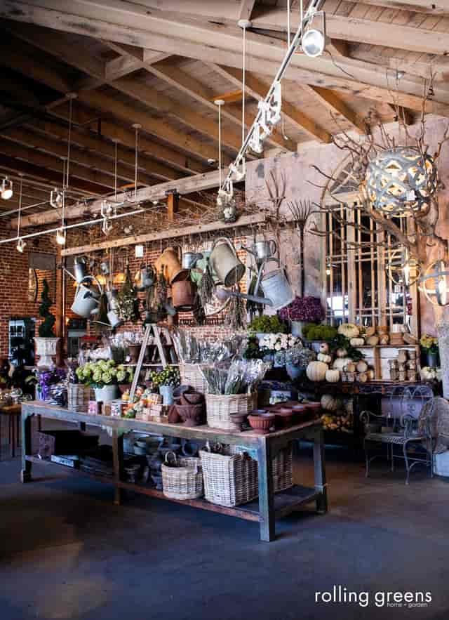 Rustic event space with vintage decor, ideal for intimate gatherings and workshops.