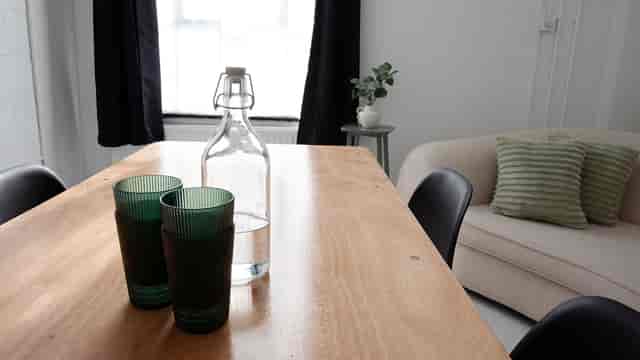 Bijou Room at Klatch Studio: cozy meeting space with wooden table, ideal for brainstorming.