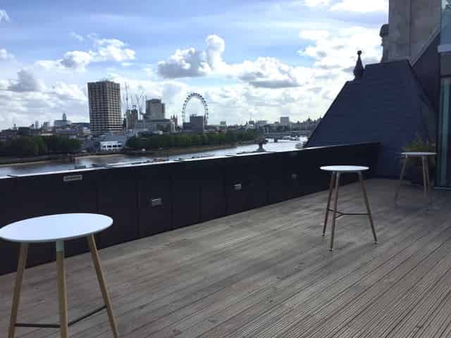Lounge & Balcony