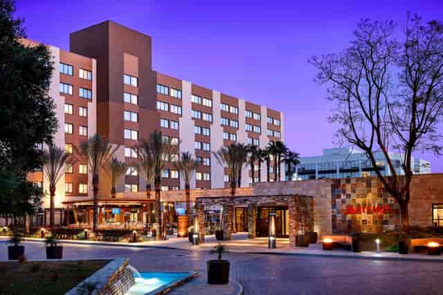 Modern Hotel Burbank venue with outdoor space, ideal for meetings and events.