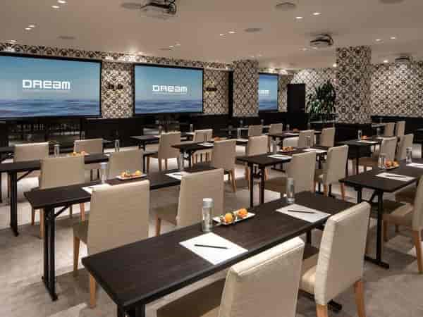 Meeting room in Hollywood Hotel with screens, ideal for corporate events and workshops.