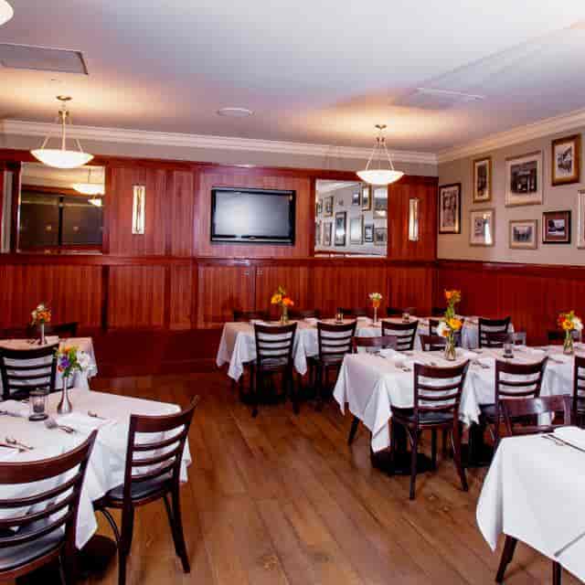 Daily Grill dining space at Marriott Burbank, ideal for meetings and events with warm decor.