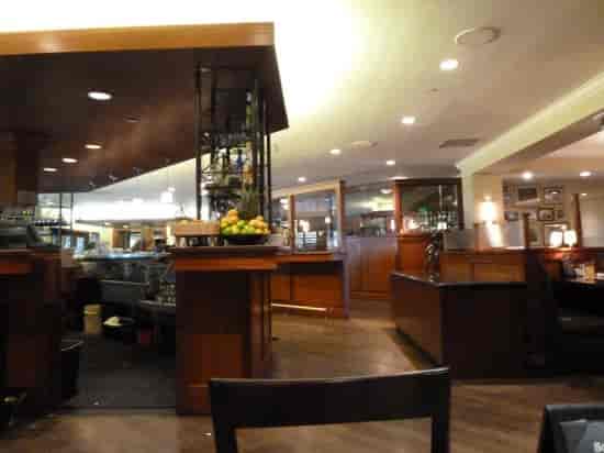 Daily Grill restaurant interior at Marriott Burbank, ideal for corporate events and meetings.