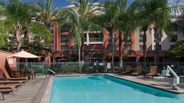 West Tower Outdoor Pool at Marriott Burbank, ideal for networking events and relaxation.