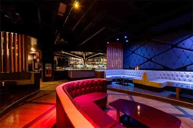 Bootsy Bellows Paris lounge with plush seating, ideal for networking events and gatherings.