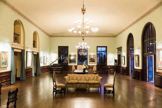 Lounge & Art Salon