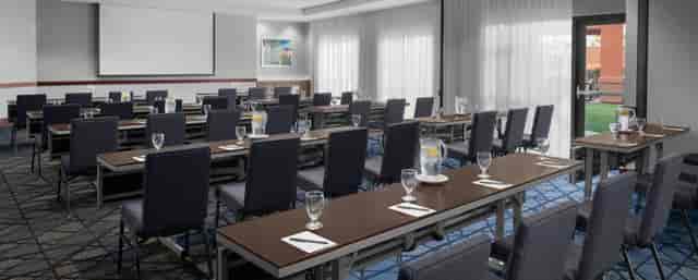 Meeting room at Courtyard Los Angeles Burbank Airport, ideal for professional events and presentations.