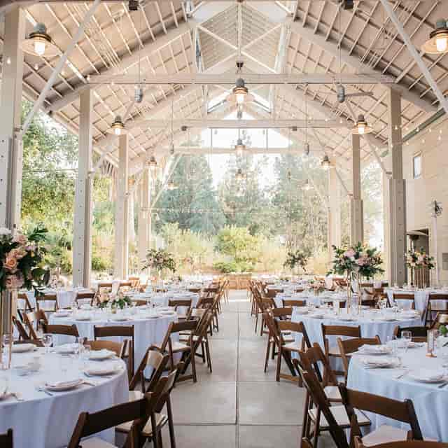 Bridal Suite in The Garden Room, elegant tables for weddings and events, airy atmosphere.