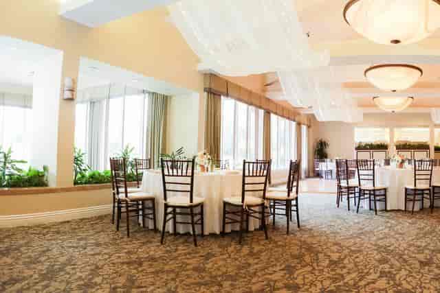 Elegant ballroom with round tables, ideal for weddings and corporate events.