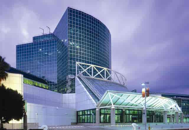 Modern convention center with glass facade, ideal for large events and conferences.