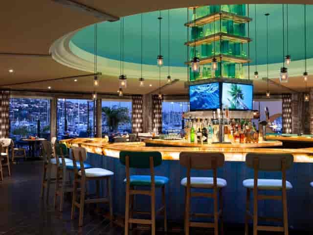 Stylish bar at Kona Kai Resort, ideal for networking events and cocktail receptions.