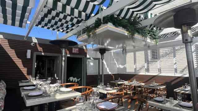Stylish outdoor event space with modern furnishings for gatherings and meetings.