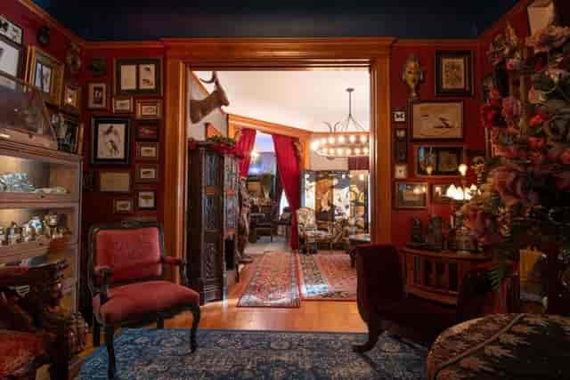 Elegant sitting room in vintage house, ideal for intimate gatherings and events.