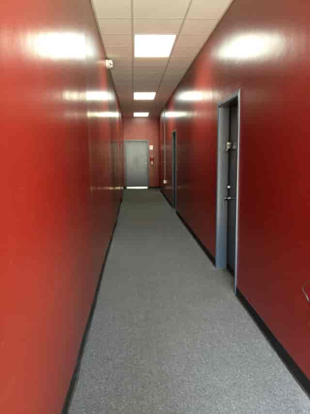 Narrow red corridor in Monthly Studios, ideal for events and meetings.