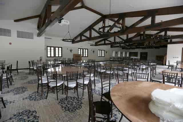 Elegant bar venue with wooden beams, ideal for banquets and conferences.