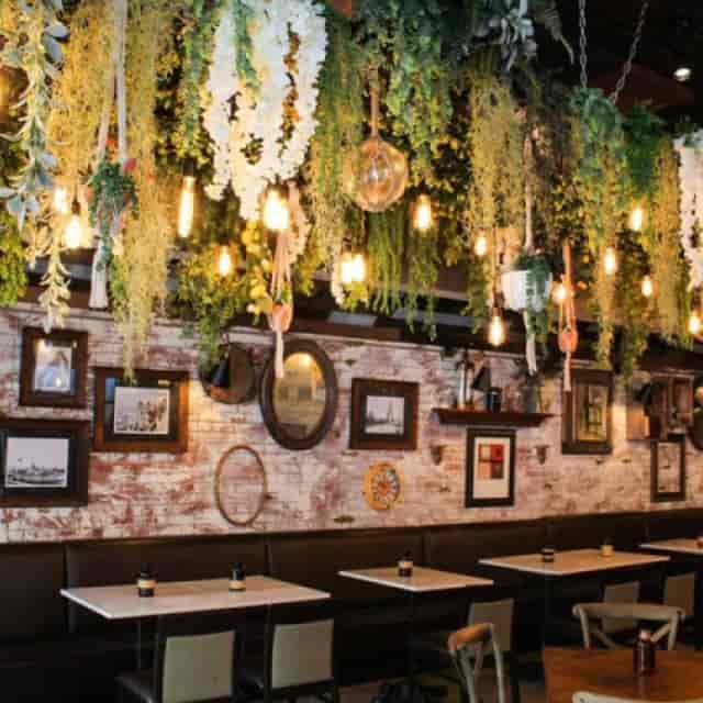 Rusticucina restaurant with lush greenery, ideal for intimate events and gatherings.