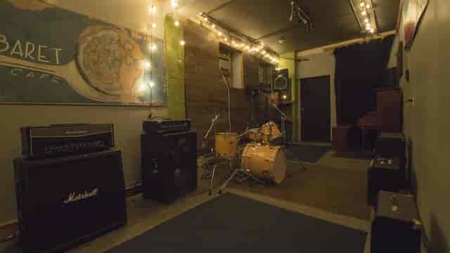 Cozy rehearsal room at Concrete Jungle Studios, ideal for live music and events.