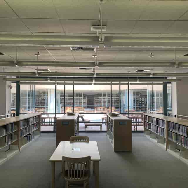 Spacious computer lab in Villa Parke, ideal for meetings and community events.