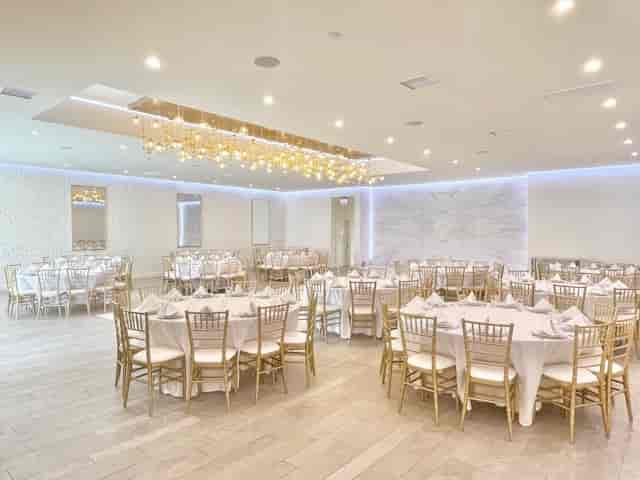 Elegant banquet hall with round tables, ideal for weddings and corporate events.