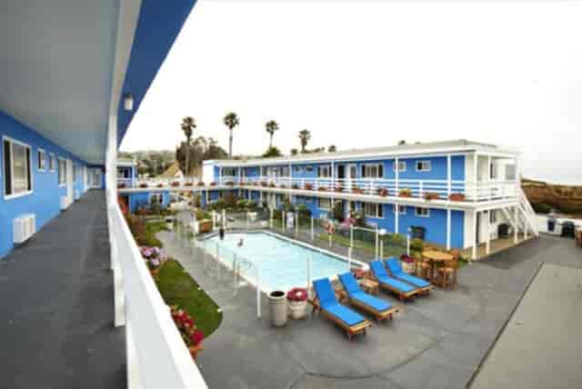 Coastal courtyard with pool at Inn at Sunset Cliffs, perfect for casual meetings and retreats.