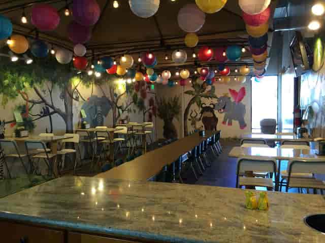 Vibrant dining room with colorful lanterns, ideal for creative workshops and gatherings.